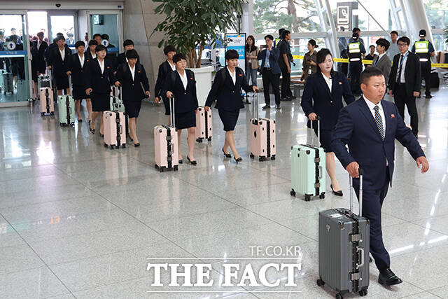 2025~2026시즌 아시아축구연맹(AFC) 여자 챔피언스리그(AWCL)에서 우승한 북한 내고향여자축구단이 24일 오후 인천국제공항 1터미널을 통해 출국하고 있다. /인천국제공항=김성렬 기자