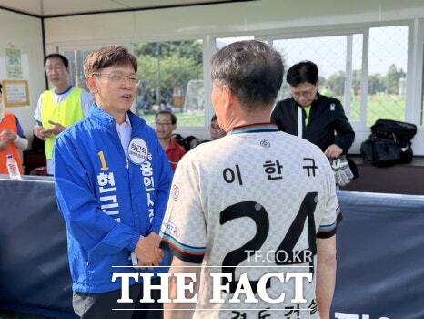 24일 오전 용인시 기흥구 레스피아 호수공원 축구장에서 현근택 더불어민주당 용인시장 후보가 시민과 만나 유세활동을 하고 있다. /현근택 후보 선거캠프