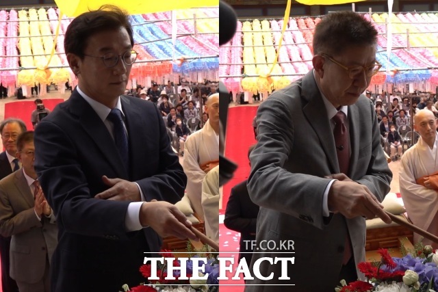전재수 더불어민주당 부산시장 후보·박형준 국민의힘 부산시장 후보가 24일 부산 금정구 범어사에서 열린 봉축법요식에 참석해 부처를 목욕시키는 관불 의식을 하고 있다. /부산 범어사=김민지 기자