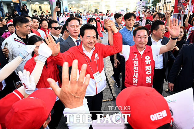 장동혁 국민의힘 당대표(왼쪽)와 유정복 국민의힘 인천시장 후보가 24일 오후 인천 부평구 부평문화의거리 유세현장에 찾아 지지를 호소하고 있다. /인천=김성렬 기자