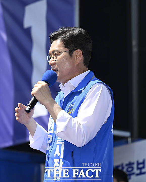 정 후보가 지지를 호소하고 있다.