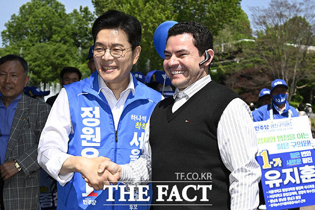 정 후보가 한 가족과 인사를 하고 있다.