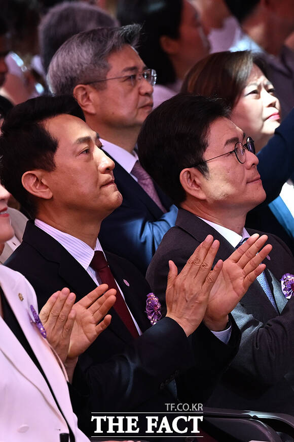 오세훈 국민의힘 서울시장 후보(왼쪽)와 정원오 더불어민주당 서울시장 후보가 24일 오전 서울 종로구 조계사에서 열린 불기 2570년 부처님오신날 봉축법요식에 참석해 합장하고 있다. /김성렬 기자