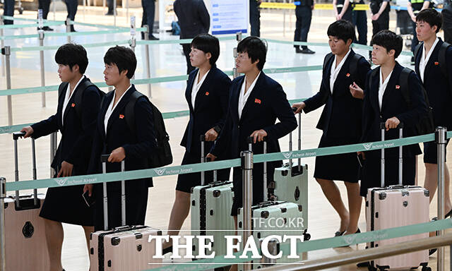 2025~2026시즌 아시아축구연맹(AFC) 여자 챔피언스리그(AWCL)에서 우승한 북한 내고향여자축구단이 24일 오후 인천국제공항 1터미널을 통해 출국하고 있다. /인천국제공항=김성렬 기자