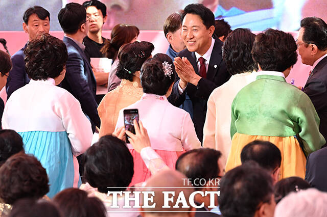 오세훈 국민의힘 서울시장 후보(왼쪽)와 정원오 더불어민주당 서울시장 후보가 24일 오전 서울 종로구 조계사에서 열린 불기 2570년 부처님오신날 봉축법요식에 참석해 합장하고 있다. /김성렬 기자