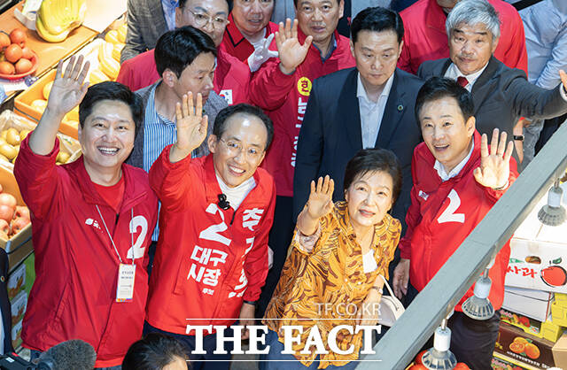 박근혜 전 대통령과 추경호 국민의힘 대구시장 후보, 유영하 의원이 23일 오후 대구 북구 칠성종합시장을 찾아 손을 흔들고 있다. /대구=박헌우 기자
