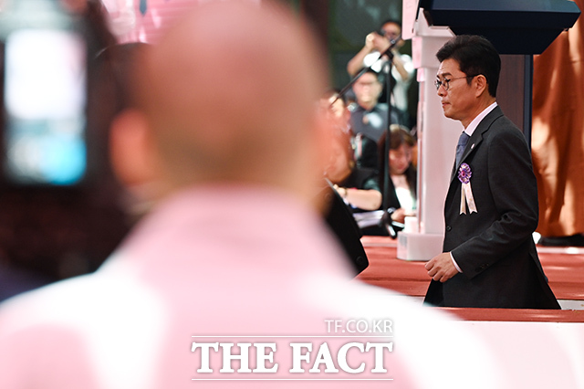 오세훈 국민의힘 서울시장 후보(왼쪽)와 정원오 더불어민주당 서울시장 후보가 24일 오전 서울 종로구 조계사에서 열린 불기 2570년 부처님오신날 봉축법요식에 참석해 합장하고 있다. /김성렬 기자