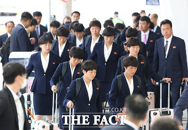아시아축구연맹(AFC) 여자 챔피언스리그(AWCL)에서 우승한 북한 여자축구팀 내고향여자축구단이 24일 인천국제공항을 떠났다. 선수단끼리는 이야기를 나누며 웃음을 짓기도 했다. 시민단체의 연호에 고개를 돌려본 선수도 있었다. /인천국제공항=김성렬 기자