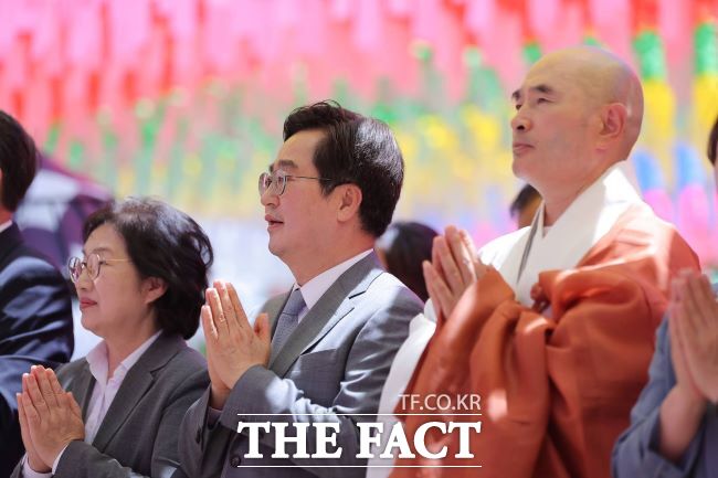 김동연 경기도지사가 부처님오신날인 24일 부인 정우영 여사와 함께 남양주시 봉선사 봉축법요식에 참석해 관불의식을 하고 있다. /김동연 지사 페이스북 갈무리