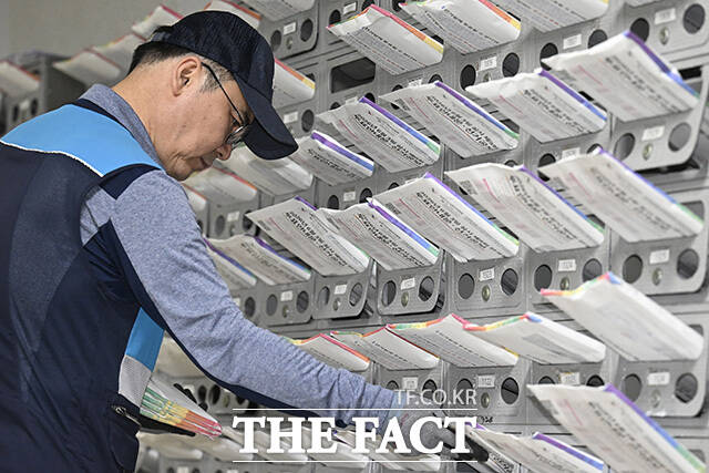 우편함에 선거우편물이 빼곡히 꽂혀있다.
