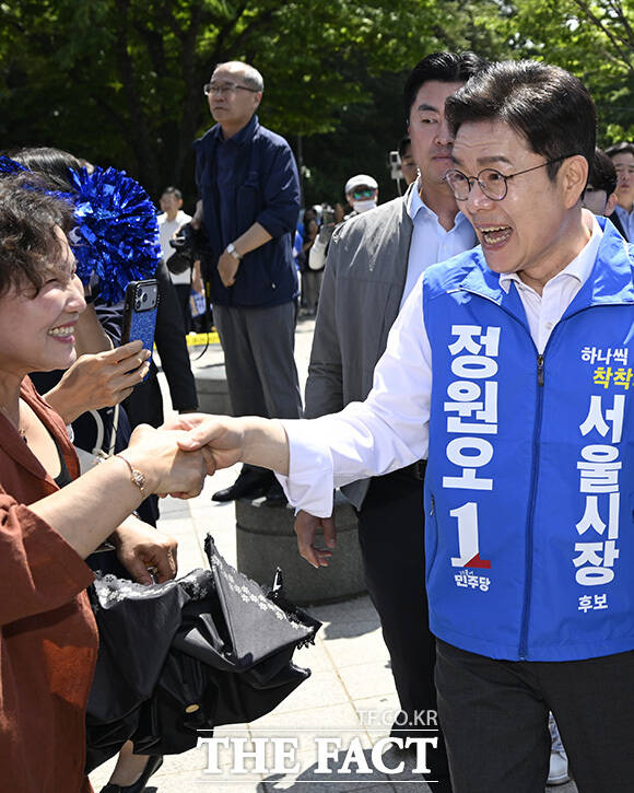 정 후보가 한 가족과 인사를 하고 있다.