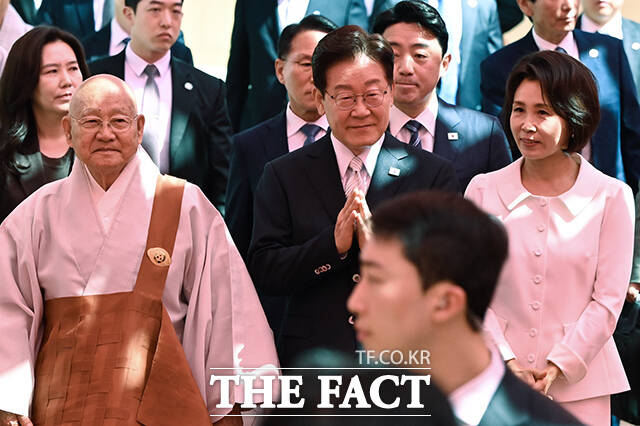 이재명 대통령과 김혜경 여사가 24일 오전 서울 종로구 조계사에서 열린 불기 2570년 부처님오신날 봉축법요식에 참석하고 있다. /김성렬 기자