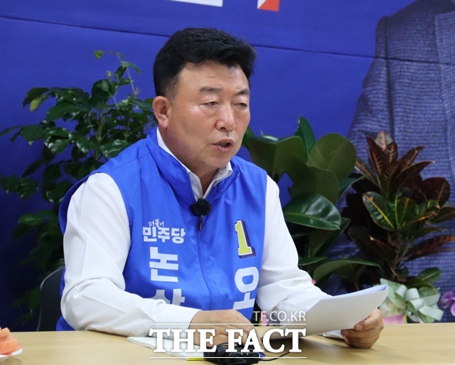 오인환 더불어민주당 논산시장 후보가 24일 바로 내일 민생공약 2탄을 발표하고 있다. /오인환 후보 캠프