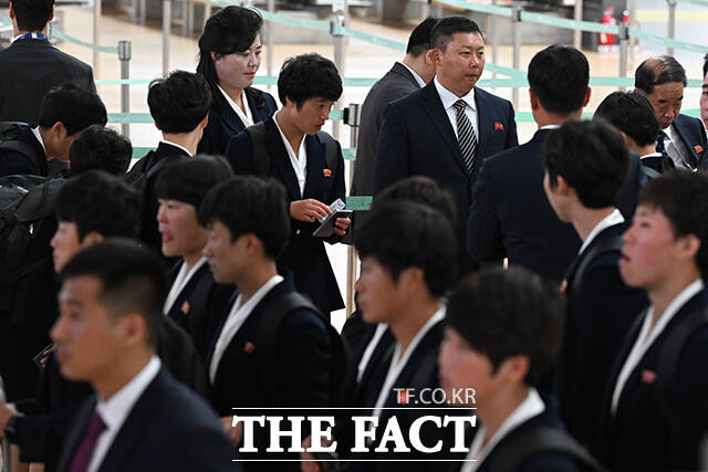 2025~2026시즌 아시아축구연맹(AFC) 여자 챔피언스리그(AWCL)에서 우승한 북한 내고향여자축구단이 24일 오후 인천국제공항 1터미널을 통해 출국하고 있다. /인천국제공항=김성렬 기자