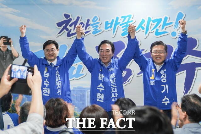 더불어민주당 박수현(가운데)·장기수(오른쪽) 후보가 협약식을 마친 뒤 이정문 충남도당 총괄상임선대위원장과 함께 승리를 다짐하며 맞잡은 손을 들어올리고 있다. /박수현 충남도지사 캠프