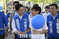  어린이대공원 찾아 시민 만난 정원오 후보 [TF사진관]
