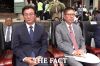  [현장FACT] 합장은 '같이', 시선은 '뚝'... 범어사 채운 전재수·박형준의 '어색한 동석' (영상)