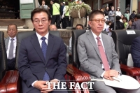  [현장FACT] 합장은 '같이', 시선은 '뚝'... 범어사 채운 전재수·박형준의 '어색한 동석' (영상)