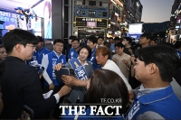  지지자들과 인사하는 추미애 후보 [포토]