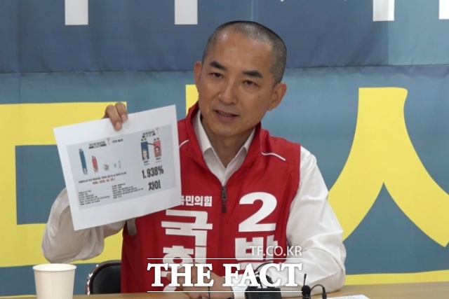 박민식 국민의힘 부산 북구갑 후보가 25일 부산 선거사무소에서 진행된 기자 간담회에서 최근 발표된 여론조사의 신뢰성에 강한 의문을 제기하고 있다. / 부산 북구=김민지 기자