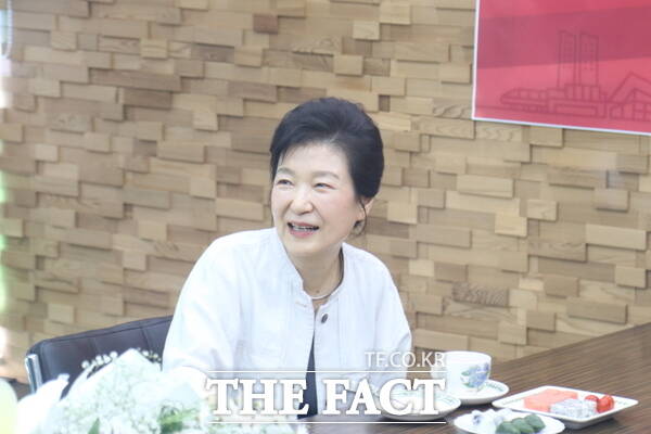 박근혜 전 대통령(오른쪽)이 25일 대전 서구 탄방동에 위치한 이장우 국민의힘 대전시장 후보(왼쪽) 선거 캠프를 전격 방문한 가운데 이장우 후보와 유영하 국민의힘 의원과 함께 차담회를 갖고 있다. /정예준 기자