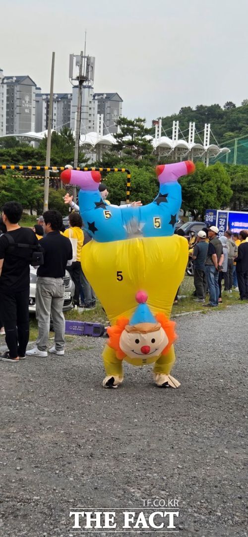 헬륨 삐에로는 박성현 후보의 지지자로 시간이 날 때마다 유세현장을 찾아 지지자들에게 웃음을 주고 있다. /김영신 기자
