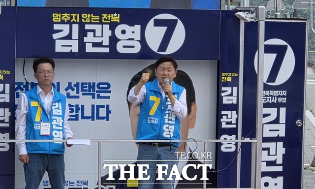 25일 완주군 봉동시장에서 김관영 무소속 전북도지사 후보(오른쪽)가 유세 현장에서 전북 성공 5대 프로젝트를 발표하고 있다. /김관영 선거캠프
