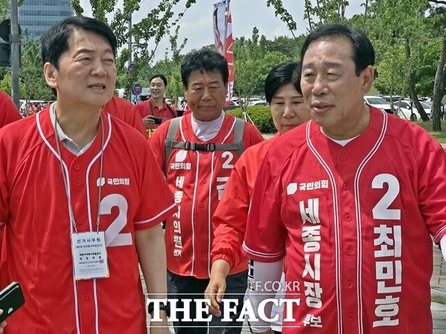 안철수 국민의힘 의원(왼쪽)이 25일 세종 호수공원에서 최민호 세종시장 후보의 지원 유세에 나선 가운데 공원을 걸으면서 시민들을 만나고 있다. /김형중 기자