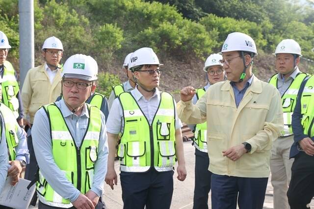 김윤덕 국토부 장관이 25일 부전~마산 복선전철 공사 구간 중 철도 선로(궤도)가 설계도와 다르게 잘못 설치된 현장을 방문해 시공오류 실태를 점검하고 재시공을 지시했다. /국토교통부