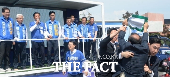 정청래사당화저지 범도민대책회의 관계자들이 25일 전북 전주시 전북대학교 구정문에서 열린 더불어민주당 전북도당 합동유세 현장에서 기습시위를 열고 정청래 민주당 대표의 사퇴를 촉구하고 있다. /뉴시스
