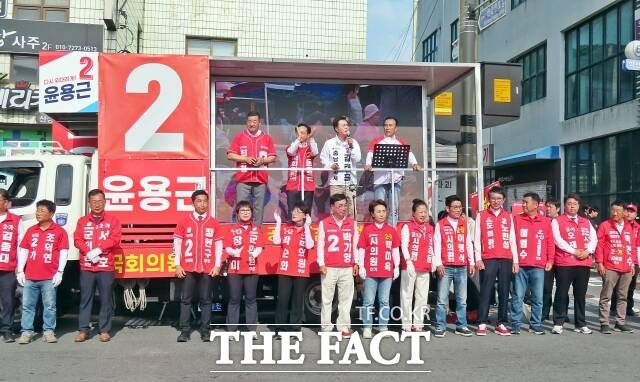 25일 충남도의원과 시의원 후보들이 공주시 산성시장 앞에서 열린 국민의힘 집중 유세에 참석하고 있다. /김형중 기자