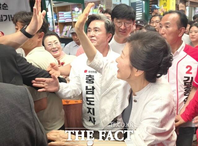 박근혜 전 대통령이 25일 공주시 산성시장을 찾아 시민들과 하이파이브를 하고 있다. /김형중 기자