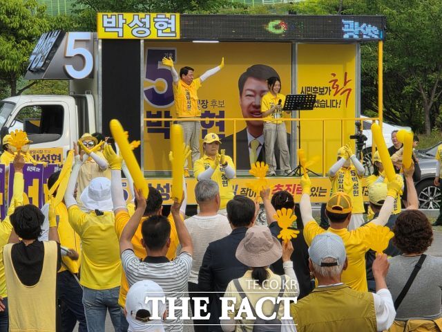 24일, 전남 옥곡 시장에서 열린 유세현장에서 박성현 광양시장 무소속 후보의 딸 지송 씨가 지원유세를 하고 있다./김영신 기자