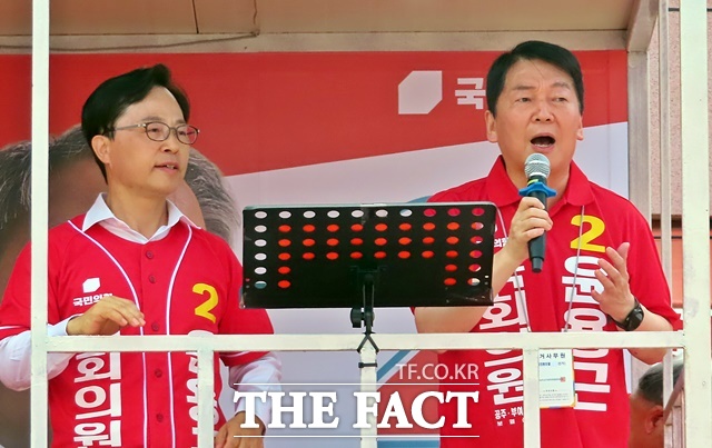 안철수 국민의힘 의원이 25일 부여군 부역읍 고려약국 앞에서 열린 부여대전환 합동 유세에서 윤용근 후보에 대한 지지 연설을 하고 있다. /김형중 기자
