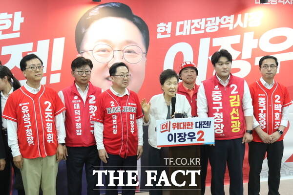 박근혜 전 대통령이 25일 대전시 서구 탄방동 이장우 국민의힘 대전시장 후보 선거 캠프를 전격 방문한 가운데 차담회를 마치고 이 후보, 5개 구청장 후보와 함께 취재진 앞에서 이 후보에 대한 이야기를 전하고 있다. /정예준 기자