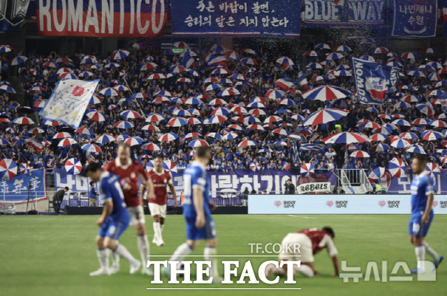 지난달 19일 수원월드컵경기장에서 열린 OGFC(더 오리지널 FC) 대 K리그2 수원삼성 레전드의 경기에서 수원삼성 서포터즈가 우산 응원을 펼치고 있다. /수원=뉴시스