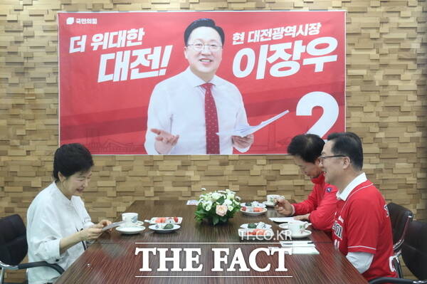 박근혜 전 대통령(오른쪽)이 25일 대전 서구 탄방동에 위치한 이장우 국민의힘 대전시장 후보(왼쪽) 선거 캠프를 전격 방문한 가운데 이장우 후보와 유영하 국민의힘 의원과 함께 차담회를 갖고 있다. /정예준 기자