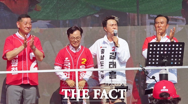 김태흠 충남도지사 후보(흰색)가 25일 공주시에서 가진 집중 유세에서 연설 후 윤용근 후보(왼쪽에서 두 번째)와 최원철 공주시장 후보(왼쪽), 김홍열 청양군수 후보(오른쪽) 등을 당선시켜달라고 지지를 호소하고 있다. /김형중 기자