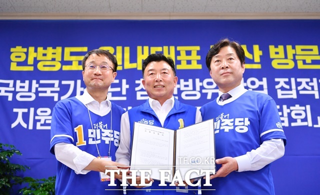 더불어민주당 오인환 논산시장 후보(가운데)가 25일 간담회를 열고 황명선 최고위원과 함께 한병도 원내대표에게 국방산단 첨단방위산업 집적화 지원 요청서를 전달하고 기념 촬영을 하고 있다. /오인환 후보 선거캠프