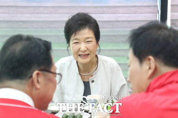 박근혜 전 대통령(오른쪽)이 25일 대전 서구 탄방동에 위치한 이장우 국민의힘 대전시장 후보(왼쪽) 선거 캠프를 전격 방문한 가운데 이장우 후보와 유영하 국민의힘 의원과 함께 차담회를 갖고 있다. /정예준 기자