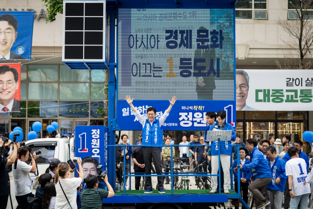 정원오 더불어민주당 서울시장 후보가 25일 오후 양천구 목동 현대백화점 앞에서 지역유세를 펼치고 있다. /정원오 후보 캠프