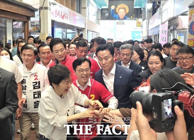 박근혜 전 대통령이 25일 오후 4시쯤 공주시 산성시장을 찾아 환호하는 시민들과 악수를 하고 있다. /김형중 기자