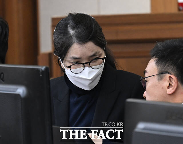 매관매직 혐의 1심 선고를 앞둔 김건희 여사가 고가 명품 시계를 건넨 로봇개 사업가에게 최근 시계값 잔금 약 2900만 원을 지급한 것으로 확인됐다. 김 여사가 지난해 12월 서울 서초구 서울중앙지방법원에서 열린 자본시장법 위반 혐의 1심 결심공판에 출석해 변호인과 대화하고 있다. /이새롬 기자