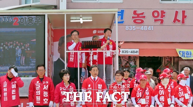 25일 국민의힘 부여대전환 합동 유세에서 안철수 의원이 윤용근 국회의원 후보 지지 연설을 하고 있는 가운데 도의원과 군의원 후보들이 필승을 다짐하고 있다. /김형중 기자