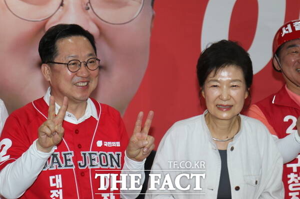 박근혜 전 대통령(오른쪽)이 25일 대전 서구 탄방동에 위치한 이장우 국민의힘 대전시장 후보(왼쪽) 선거 캠프를 전격 방문했다. /정예준 기자