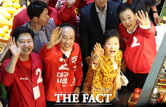 박근혜 전 대통령이 6·3 지방선거 지원에 나서며 보수 결집 행보를 이어간다. 우재준 국민의힘 의원과 추경호 대구시장 후보, 박근혜 전 대통령, 유영하 의원(왼쪽부터)이 23일 오후 대구 북구 칠성종합시장을 찾아 손을 흔들고 있다. /대구=박헌우 기자
