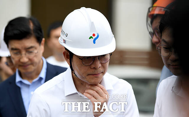 브리핑 마친 후 헬멧 끈 푸는 정 후보.