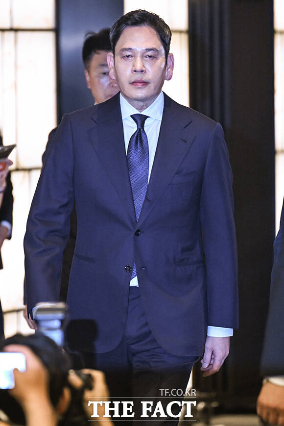 정용진 회장은 이날 스타벅스의 '탱크데이' 마케팅 논란에 대해 