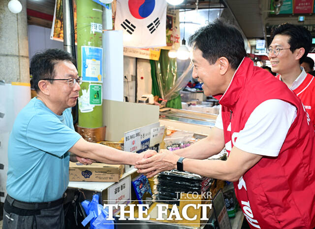 오세훈 국민의힘 서울시장 후보가 26일 서울 마포구 망원시장을 찾아 인사하는 도중 한 시민과 기념촬영하고 있다. /이새롬 기자