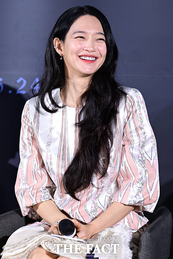 배우 신민아가 26일 오전 서울 용산구 CGV 용산아이파크몰에서 열린 영화 '눈동자' 제작발표회에 참석해 포즈를 취하고 있다. /남윤호 기자